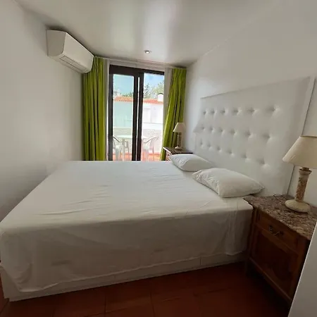 Com 5 Quartos A 5 Min E Do Centro Monte Gordo